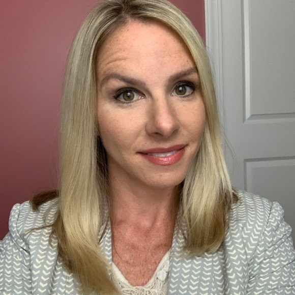 Meet your Posher, Amanda - Picture 2 of 3